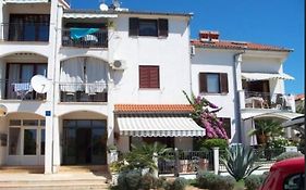 Olivia, Seaside Apartment In Medulin, Croatia